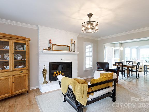 4th image of 211 Southfork Dr
