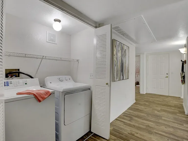 The Dresden Apartments — Photo 18