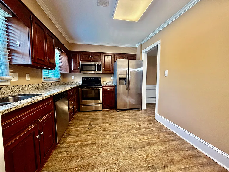 606 Crown Point Dr — Photo 3