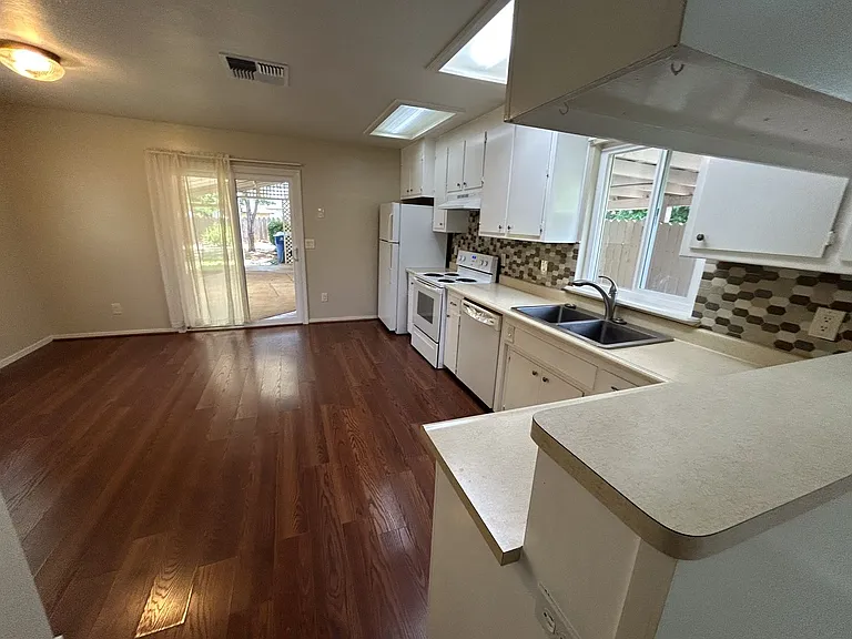 2821 Blue View St — Photo 4