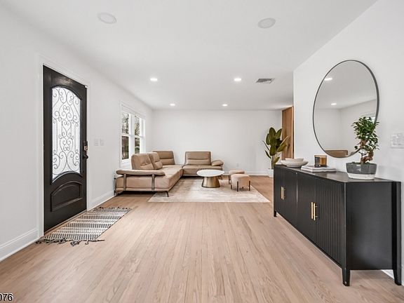 4th image of 157 Gordon Ave