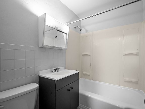 3rd image of 2117 Brownsville Rd APT B23