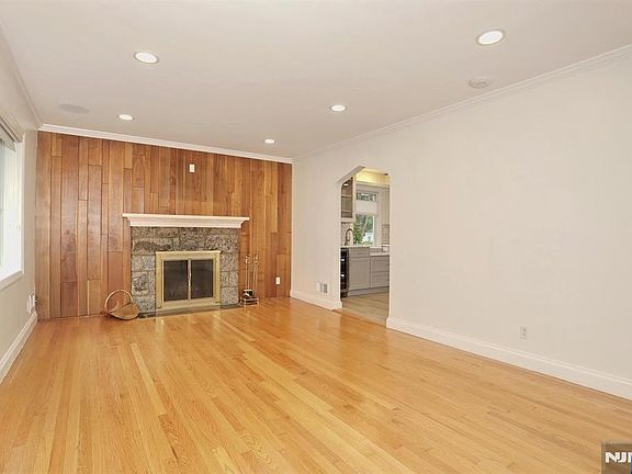 4th image of 434 Hasbrouck Boulevard