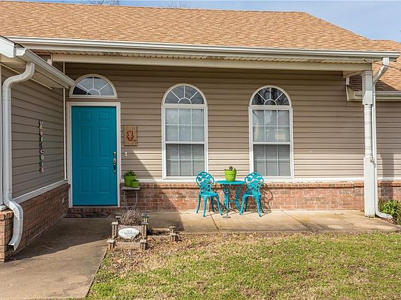 2nd image of 122 Samantha Ct