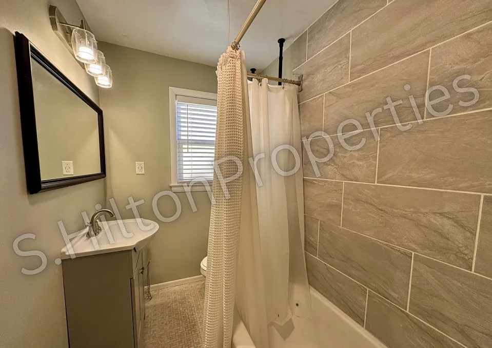 3 bed, 1.5 bath, 1125 sqft, $2,450 — Photo 2