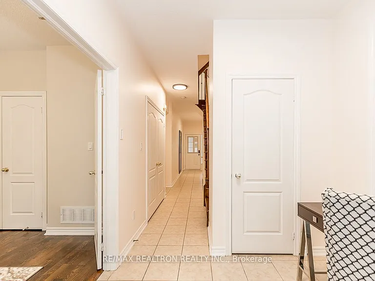 28 Donald Buttress Blvd W — Photo 4
