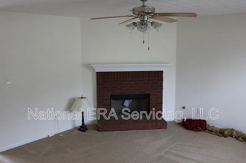 3 bed, 2.0 bath, 2070 sqft, $2,000 — Photo 2