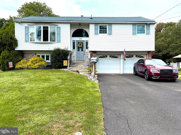 984 Log College Dr, Warminster, PA 18974