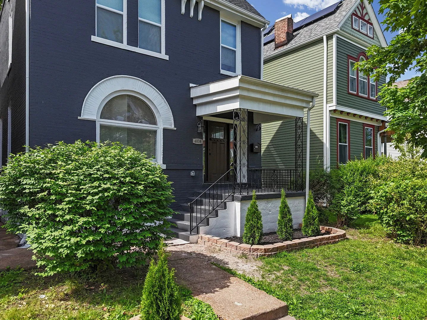 Stylish 4-Bed Home with Deck, Porch & Private Patio in St. Louis In-Unit Laundry & Utilities Incl... — Photo 3