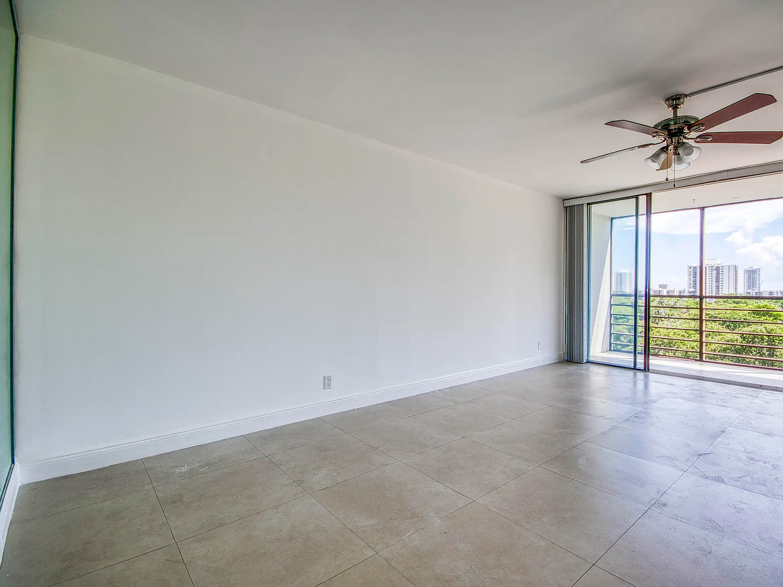 1 bed, 1.5 bath, 741 sqft, $1,895 — Photo 2