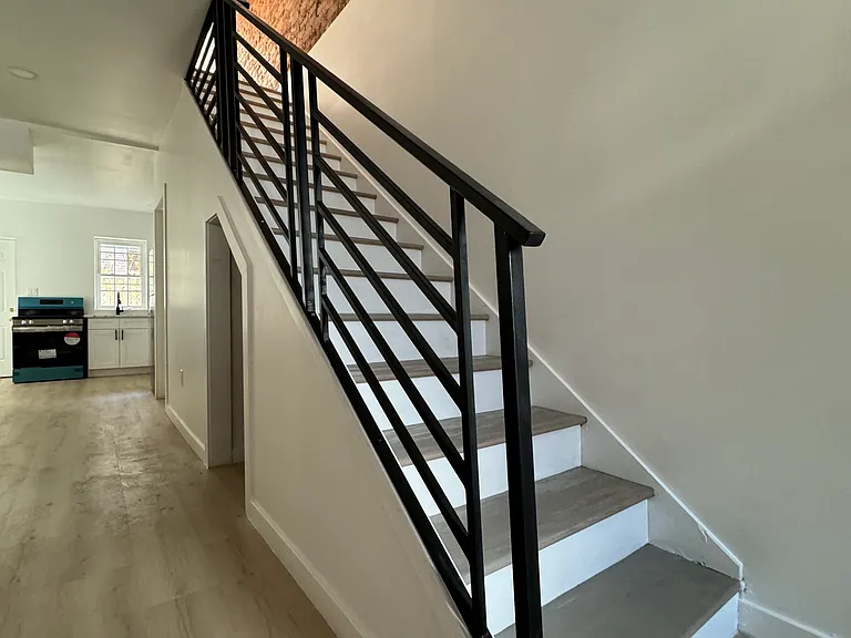 2020 N Darien St — Photo 2