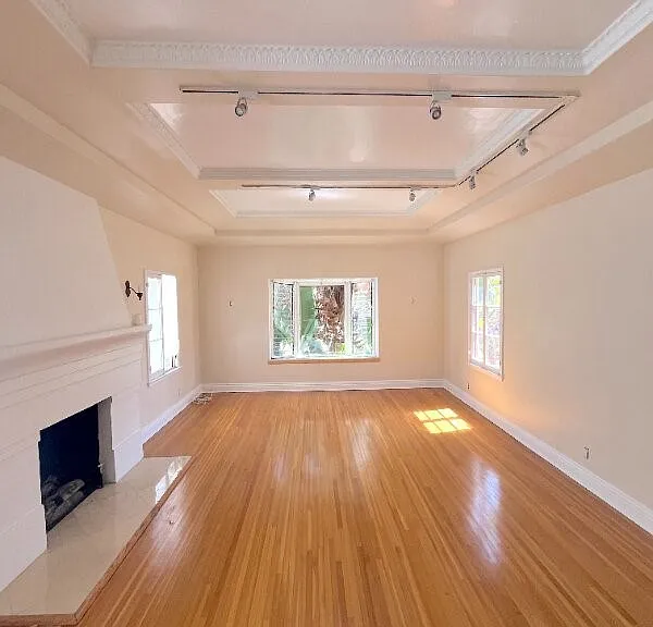 223 1/2 S Gale Dr — Photo 4