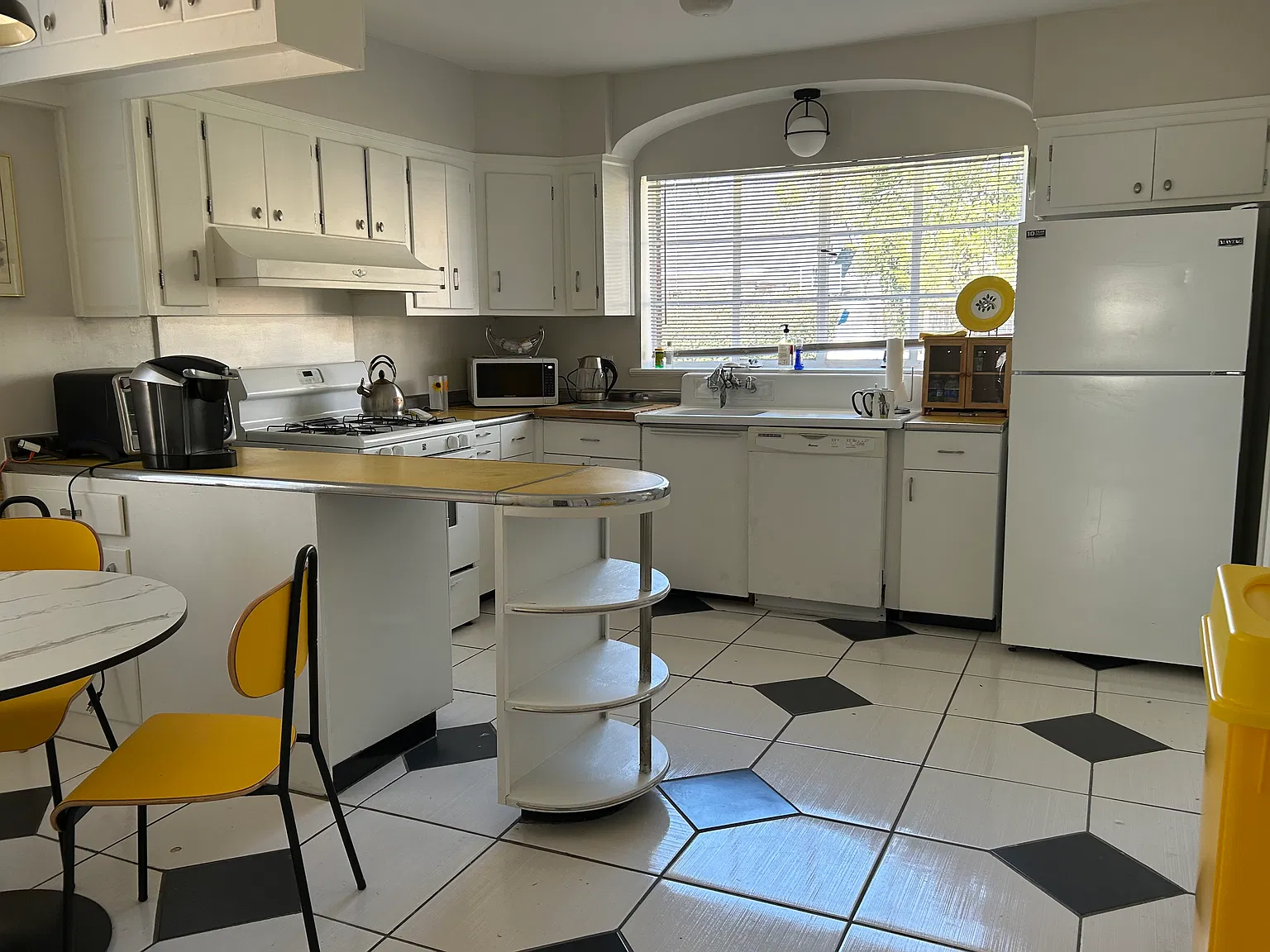 1809 Thompson Avenue — Photo 4