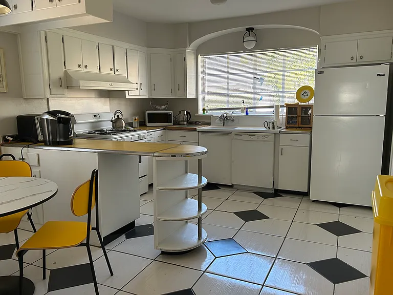 1809 Thompson Ave — Photo 4