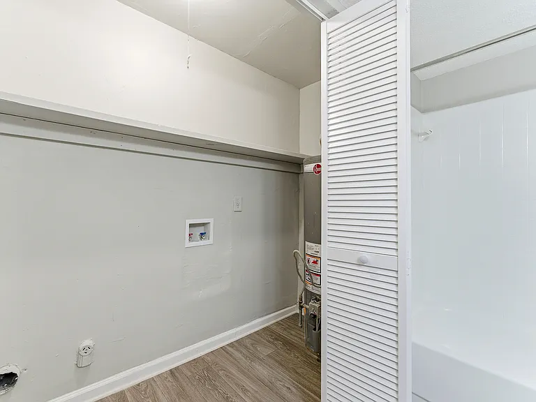 Lacota Apartments — Photo 15