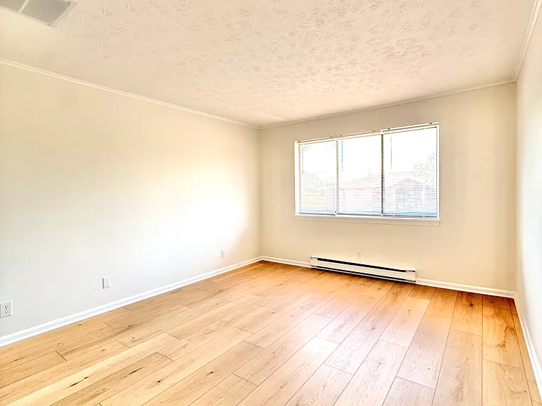 1820 Hudson Ave #10 — Photo 8
