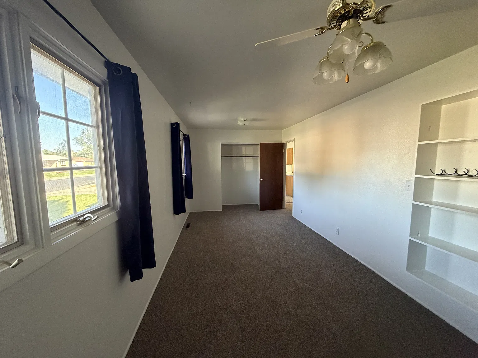 906 Gateway Avenue - 1 — Photo 3