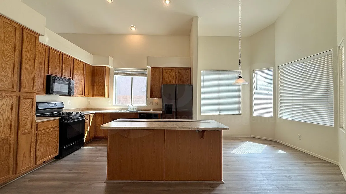 4 bed, 3.0 bath, 3299 sqft, $2,199 — Photo 3