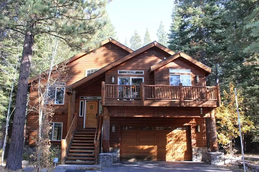 4 bed, 3018 sqft, $7,200 — Photo 1