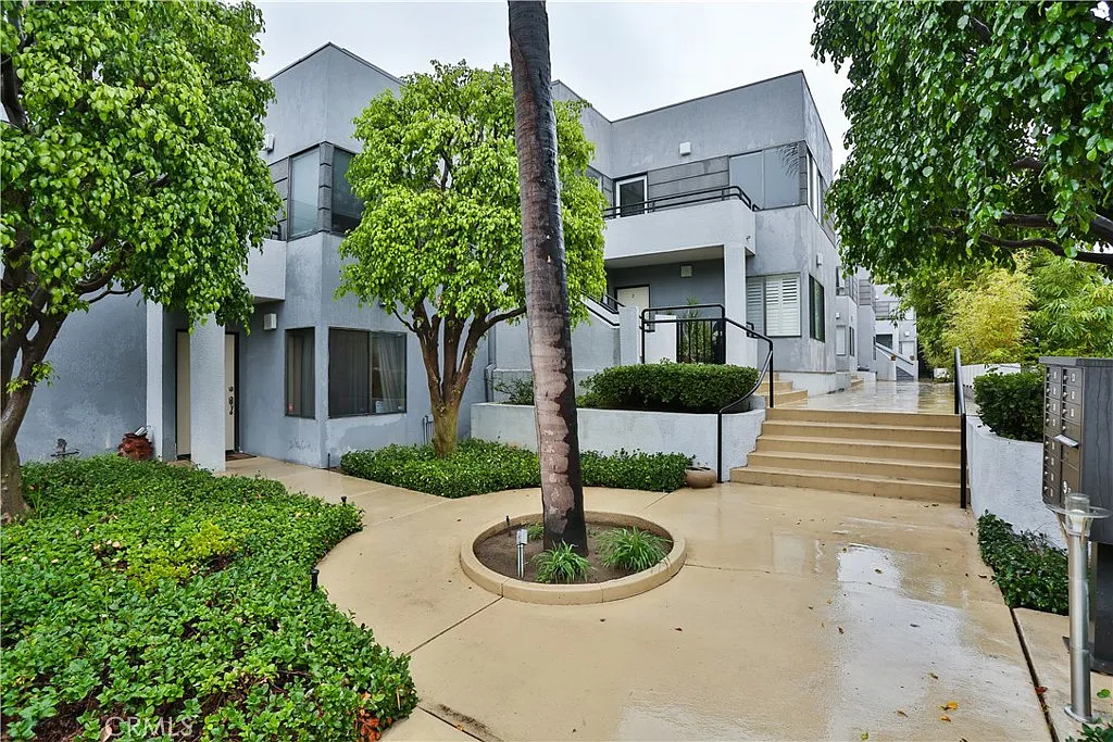 Building Photo - 360 S Los Robles Ave #6