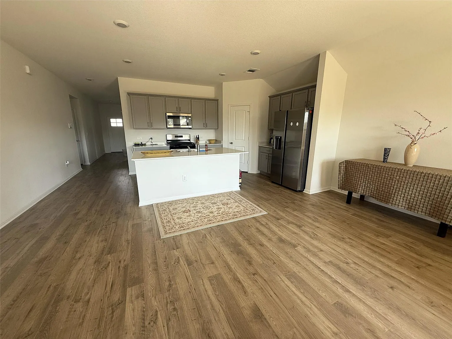 4 bed, 2.0 bath, 1860 sqft, $2,250 — Photo 4