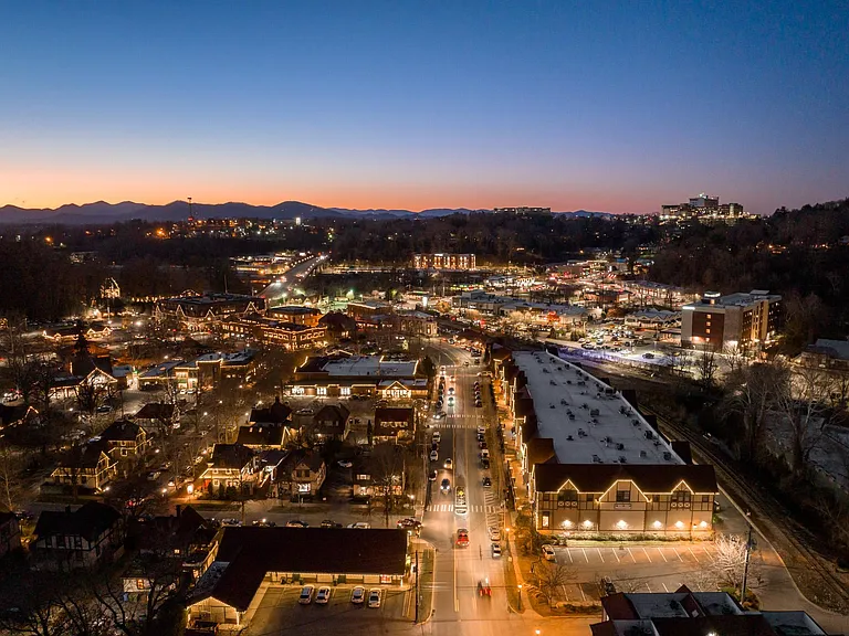 3 blocks from Biltmore Village shops, 6 blocks from the Biltmore Estate and Ruth's Chris, I-40 and more