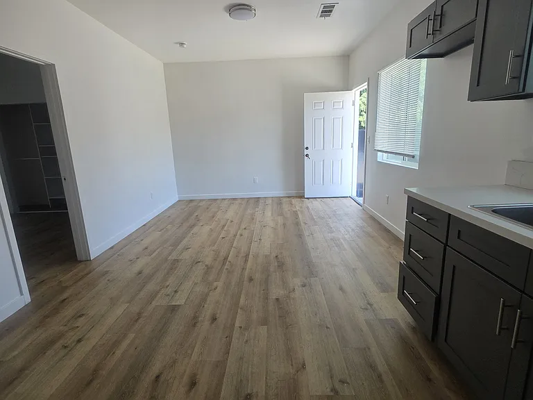 1209 W King St — Photo 5
