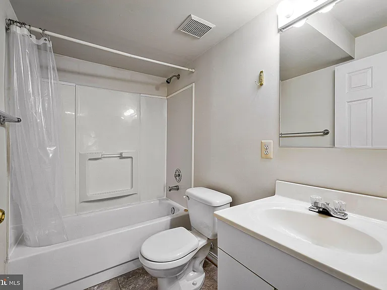 7059 Kings Manor Dr — Photo 25
