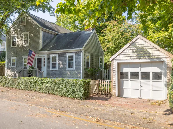 11 Pine St, Nantucket, MA 02554