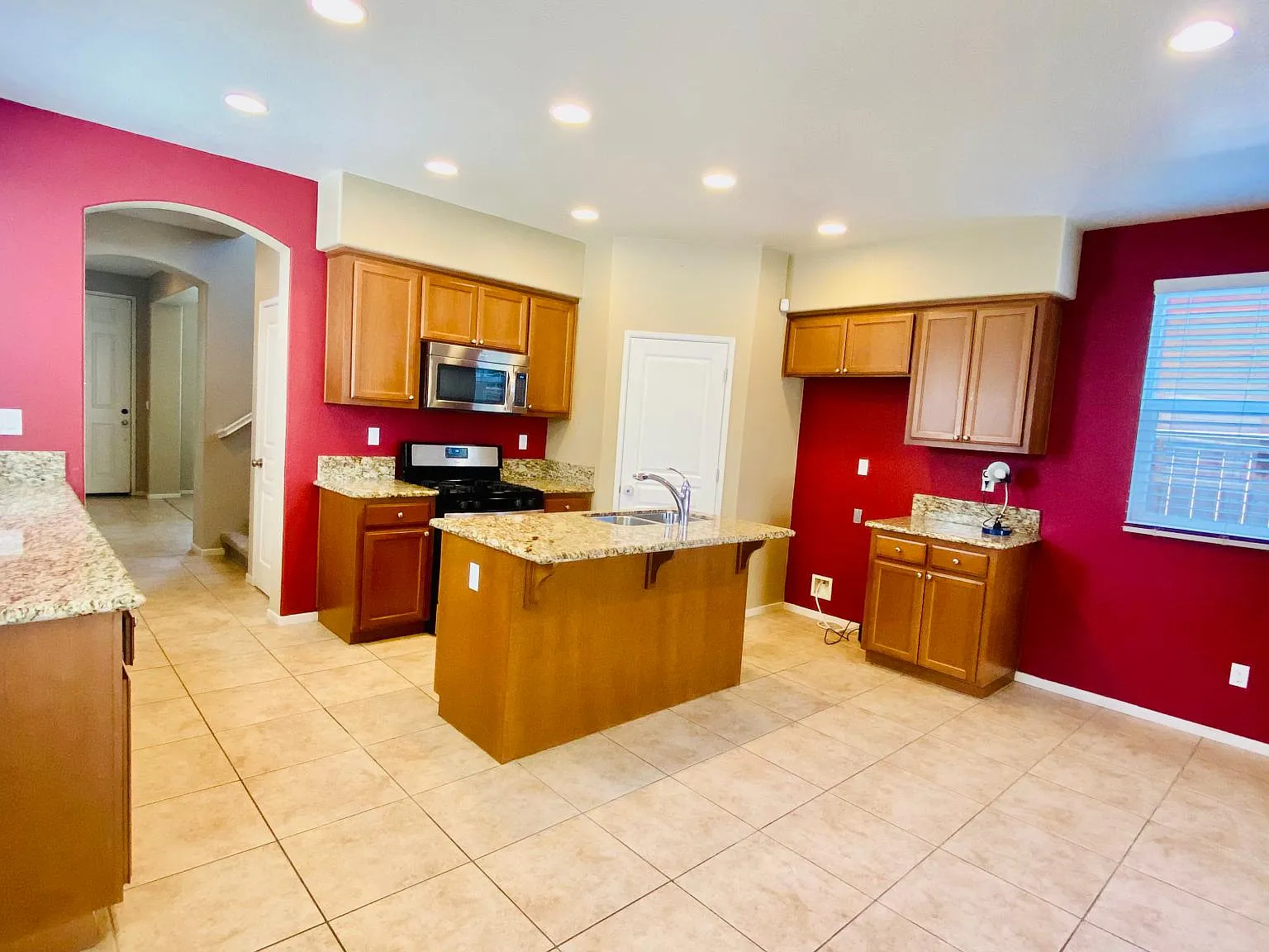 4 bed, 2000 sqft, $2,945 — Photo 3