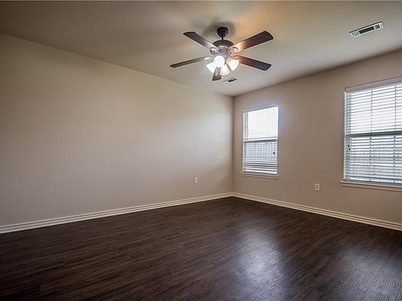5th image of 912 Oakwood Ln