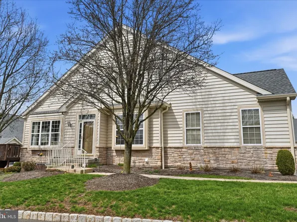 201 Canterbury Ct #31, Warrington, PA 18976