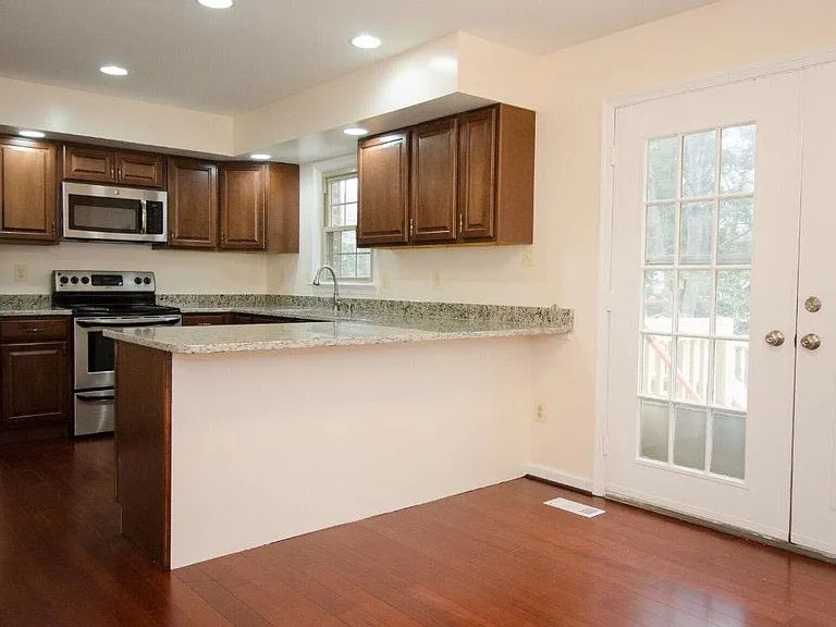 10336 Hampshire Green Ave — Photo 4