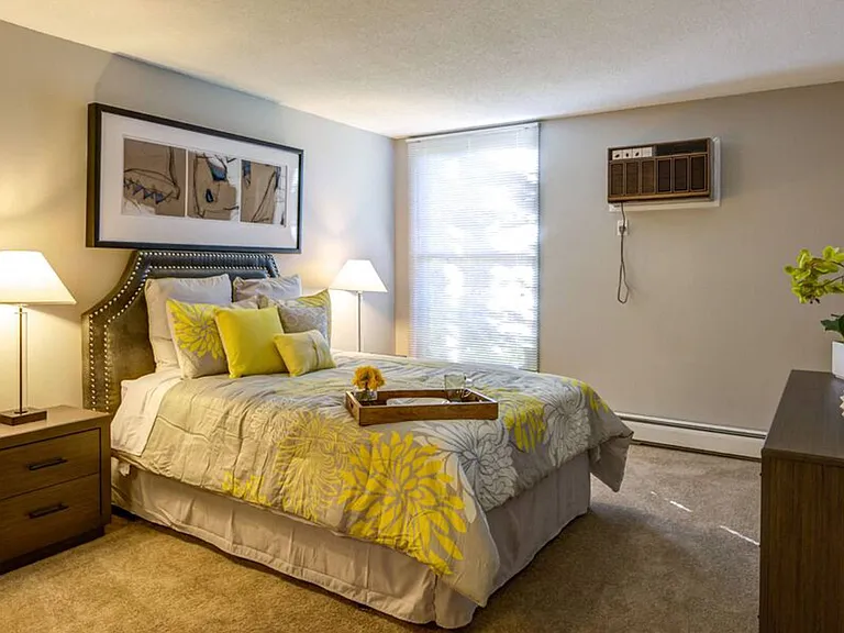 Glen at Burnsville Apartments — Photo 10