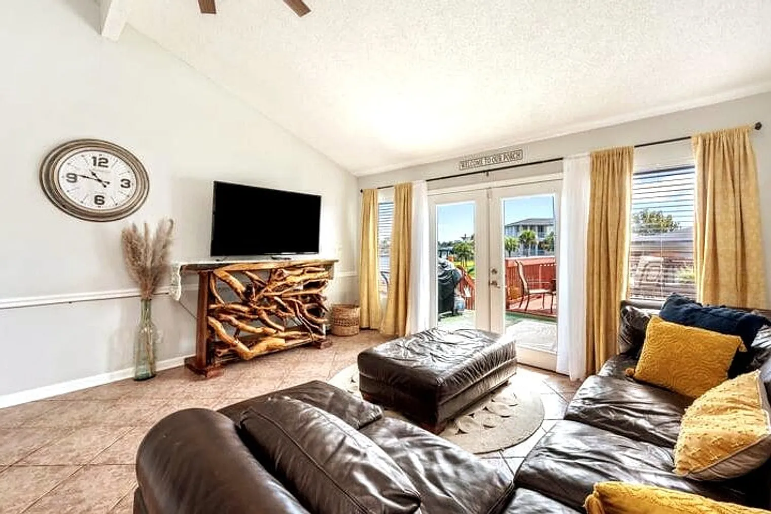 3 bed, 3.0 bath, 1539 sqft, $4,320 — Photo 2