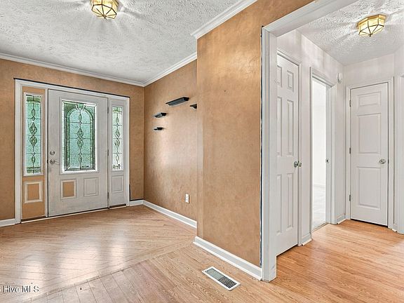 4th image of 320 Fox Run Road