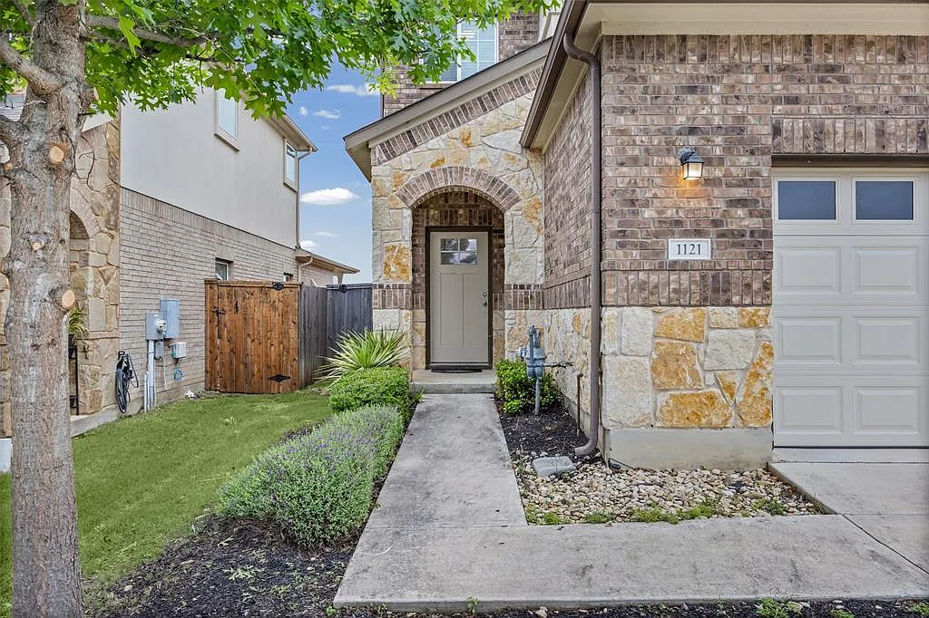 3 bed, 2.5 bath, 2286 sqft, $2,150 — Photo 1
