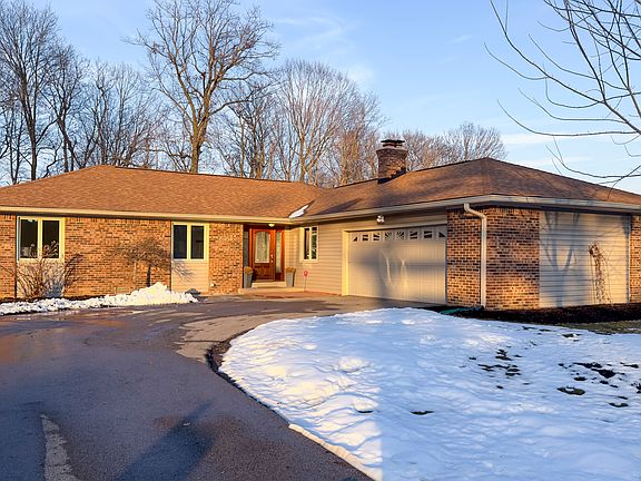 3rd image of 820 Elmwood Cir