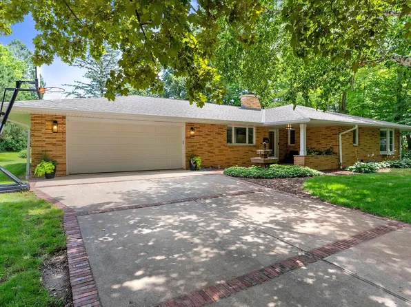 412 Oakwood DRIVE, Thiensville, WI 53092