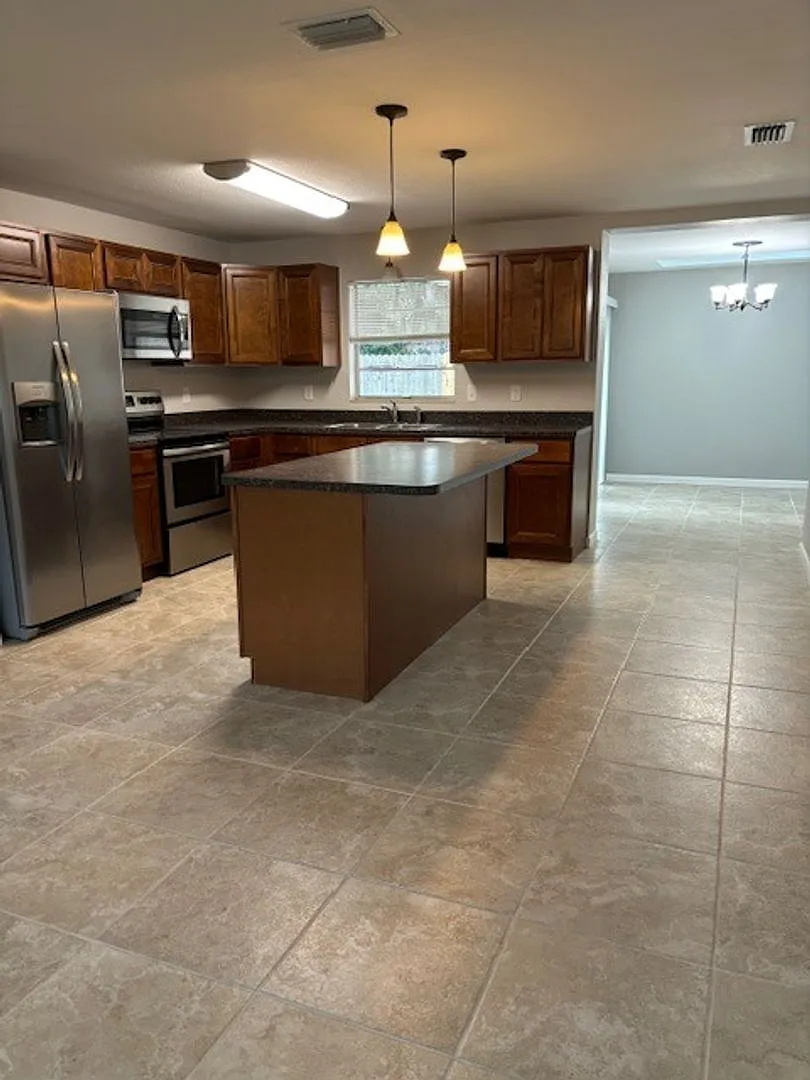 Must See! Renovated 3/2 Block Home Close To River! Water and Lawn Care Included — Photo 3