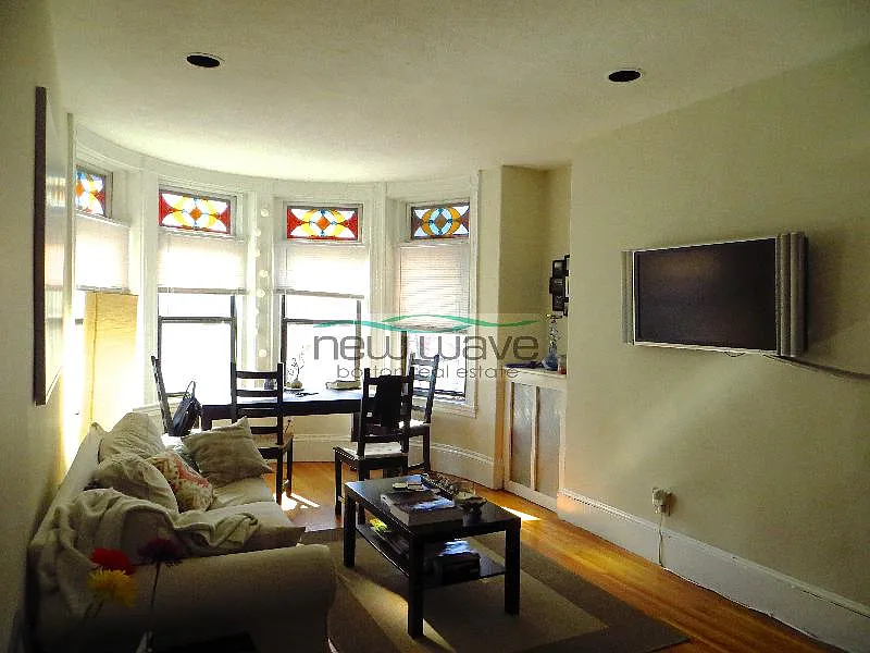 2 bed, 800 sqft, $4,200 — Photo 3