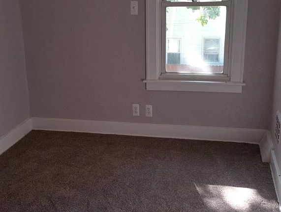 4th image of 825 Mill St