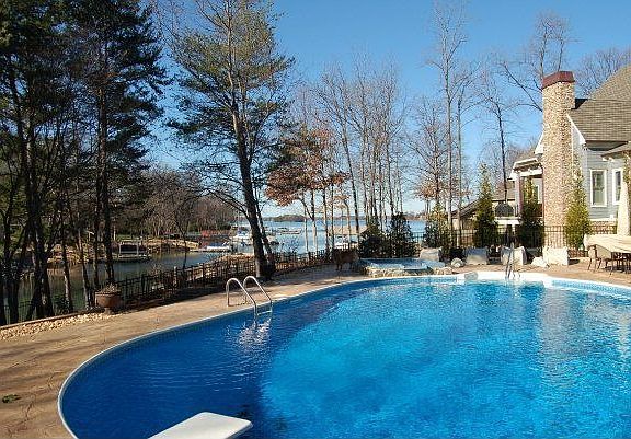 Pool w/spa and lake view