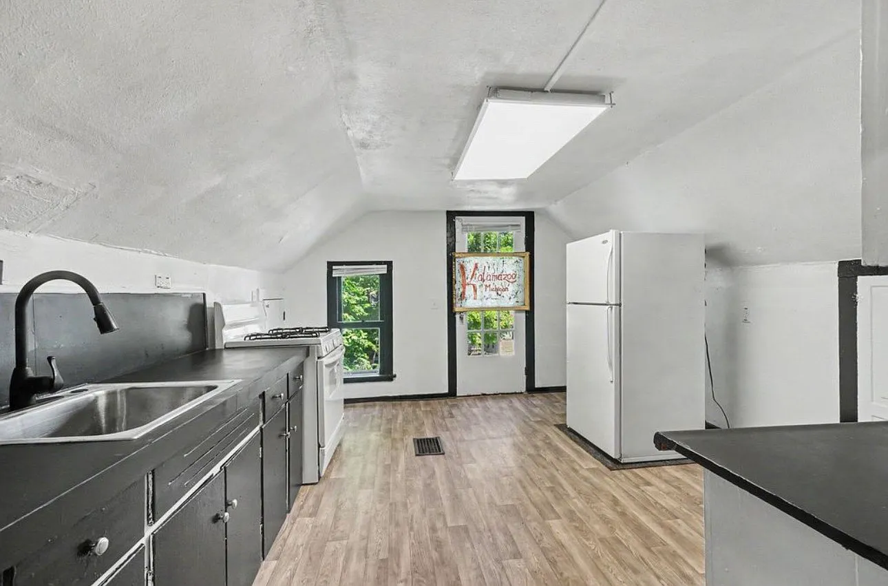 1 bed, 700 sqft, $1,400 — Photo 4