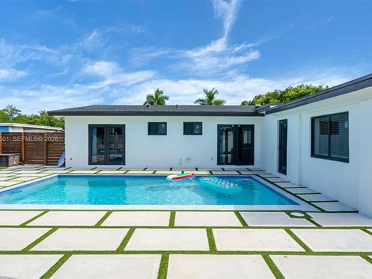 3609 SW 23rd St — Photo 8