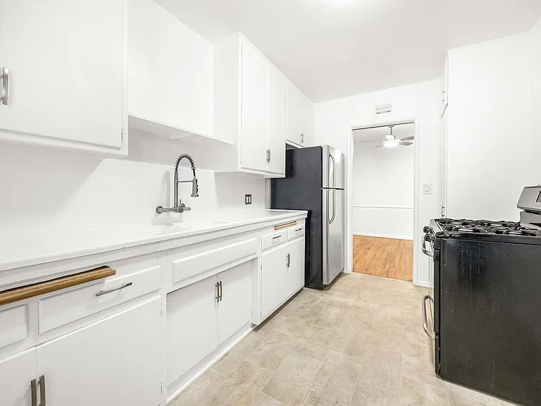 Hollyview Apartments — Photo 25