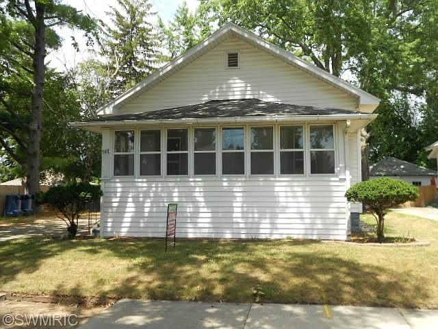 1st image of 747 Eleanor St NE
