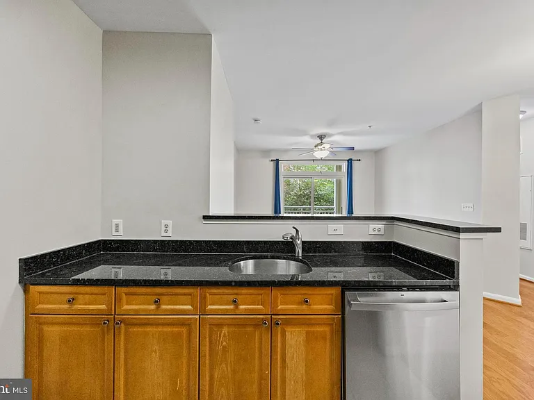 801 S Greenbrier St #215 — Photo 11