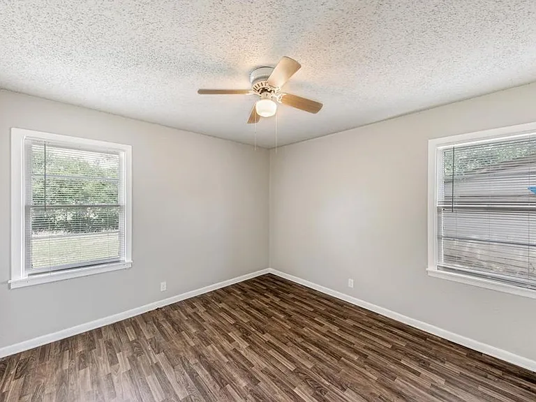 4713 Laverda Dr — Photo 18