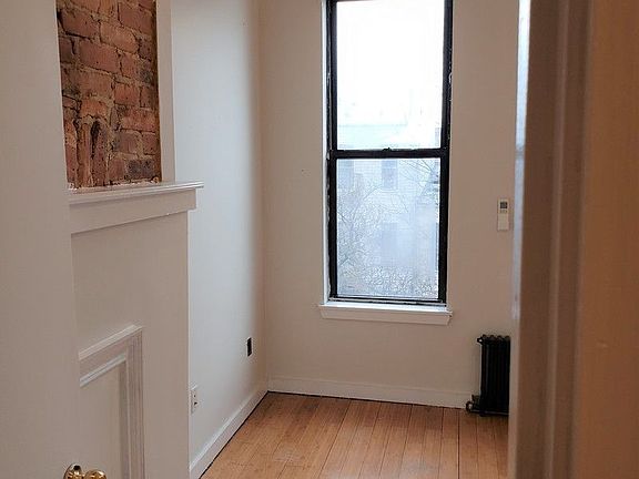 5th image of 1516 Gates Ave #33